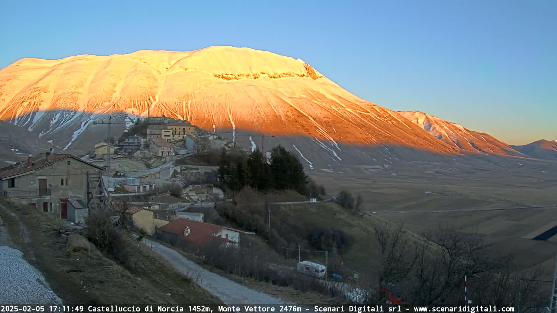 Castelluccio City di Norcia & Monte Vettoretto Mount Panaromic Live Cam - Perugia, Umbria, Italy