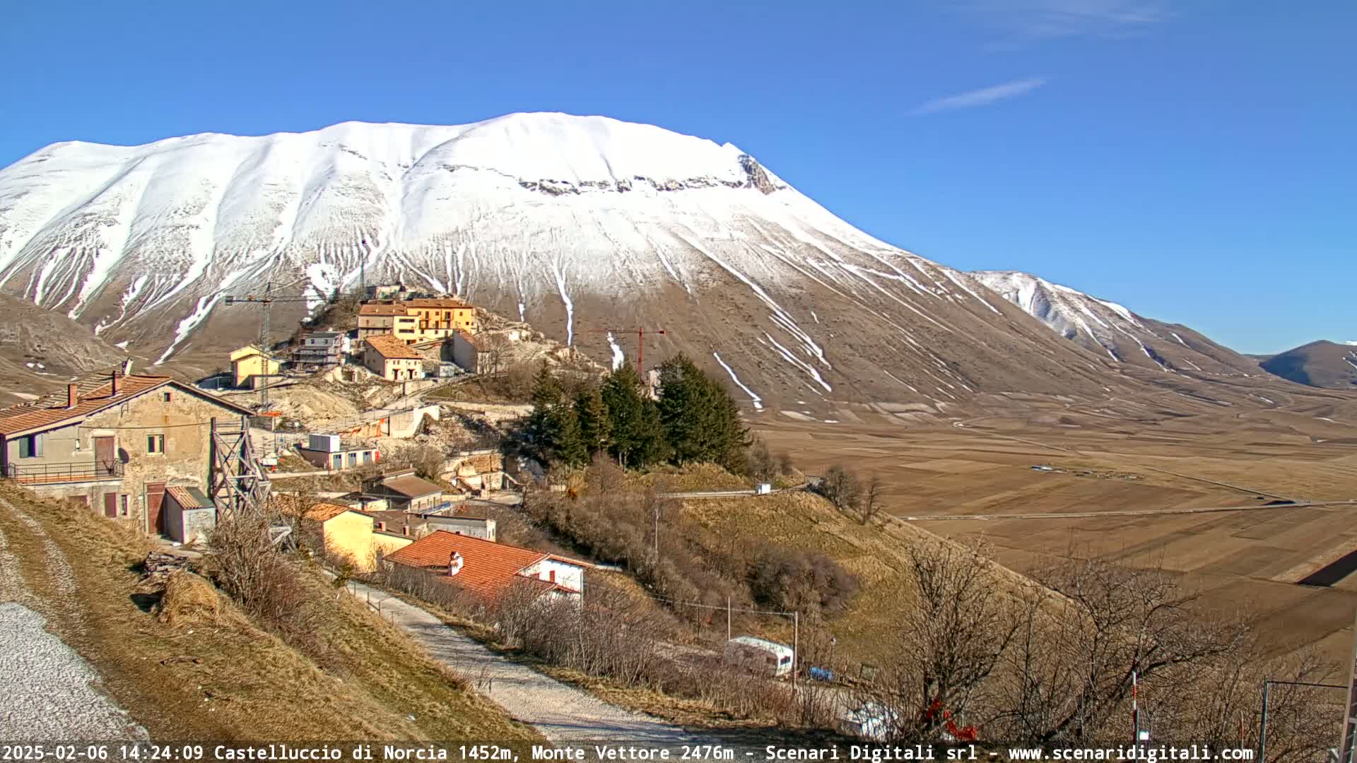 Castelluccio City di Norcia & Monte Vettoretto Mount Panaromic Live Cam - Perugia, Umbria, Italy