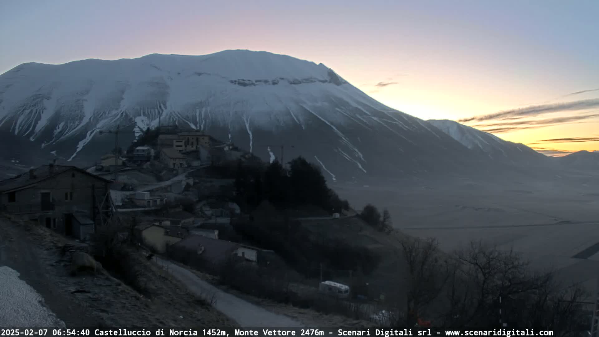Castelluccio City di Norcia & Monte Vettoretto Mount Panaromic Live Cam - Perugia, Umbria, Italy