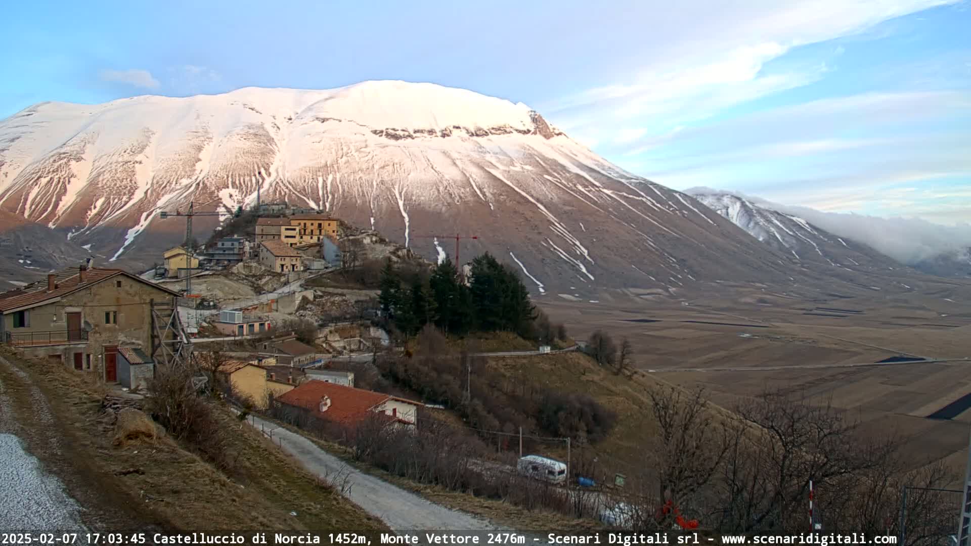 Castelluccio City di Norcia & Monte Vettoretto Mount Panaromic Live Cam - Perugia, Umbria, Italy