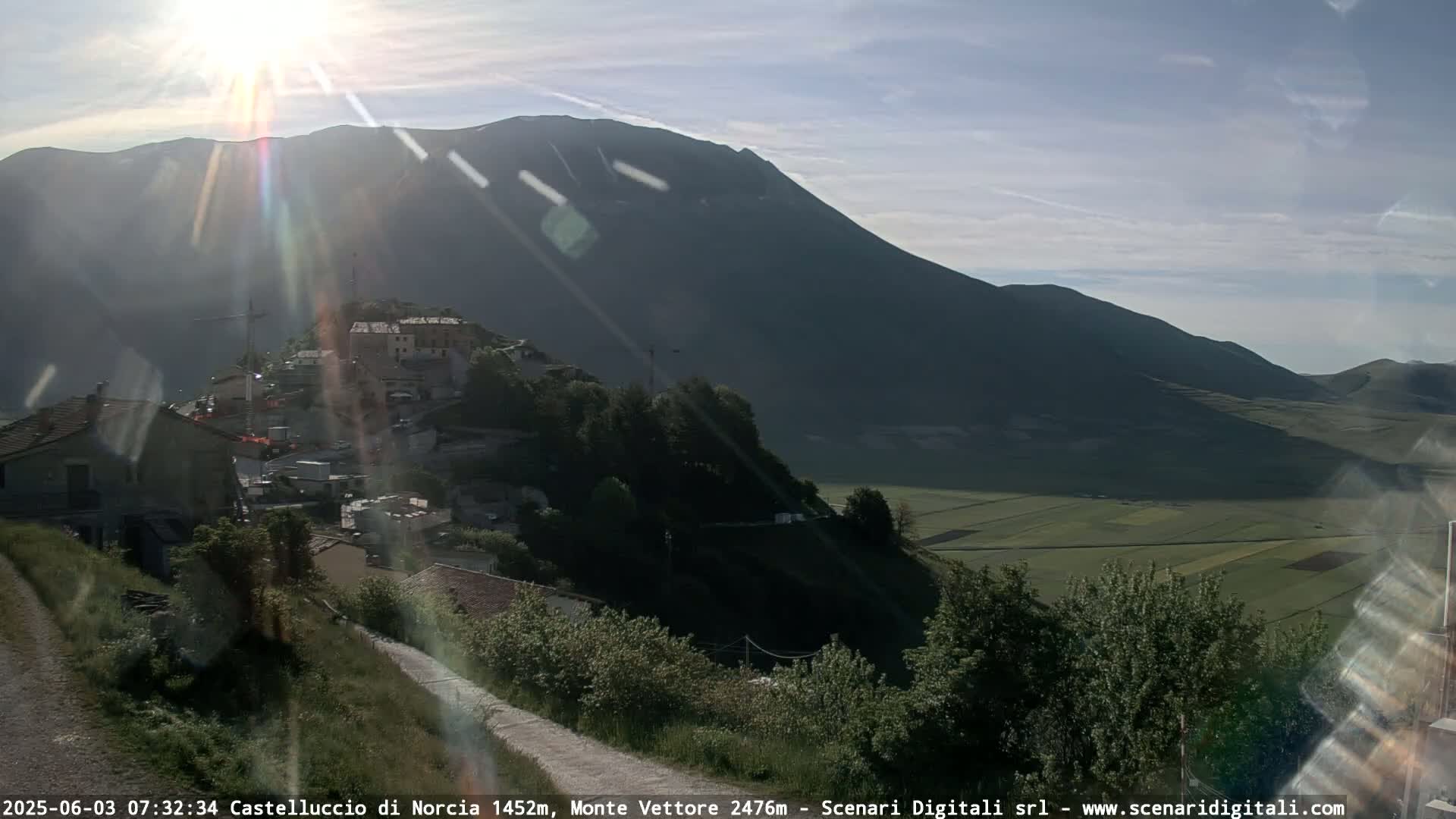 Castelluccio City di Norcia & Monte Vettoretto Mount Panaromic Live Cam - Perugia, Umbria, Italy
