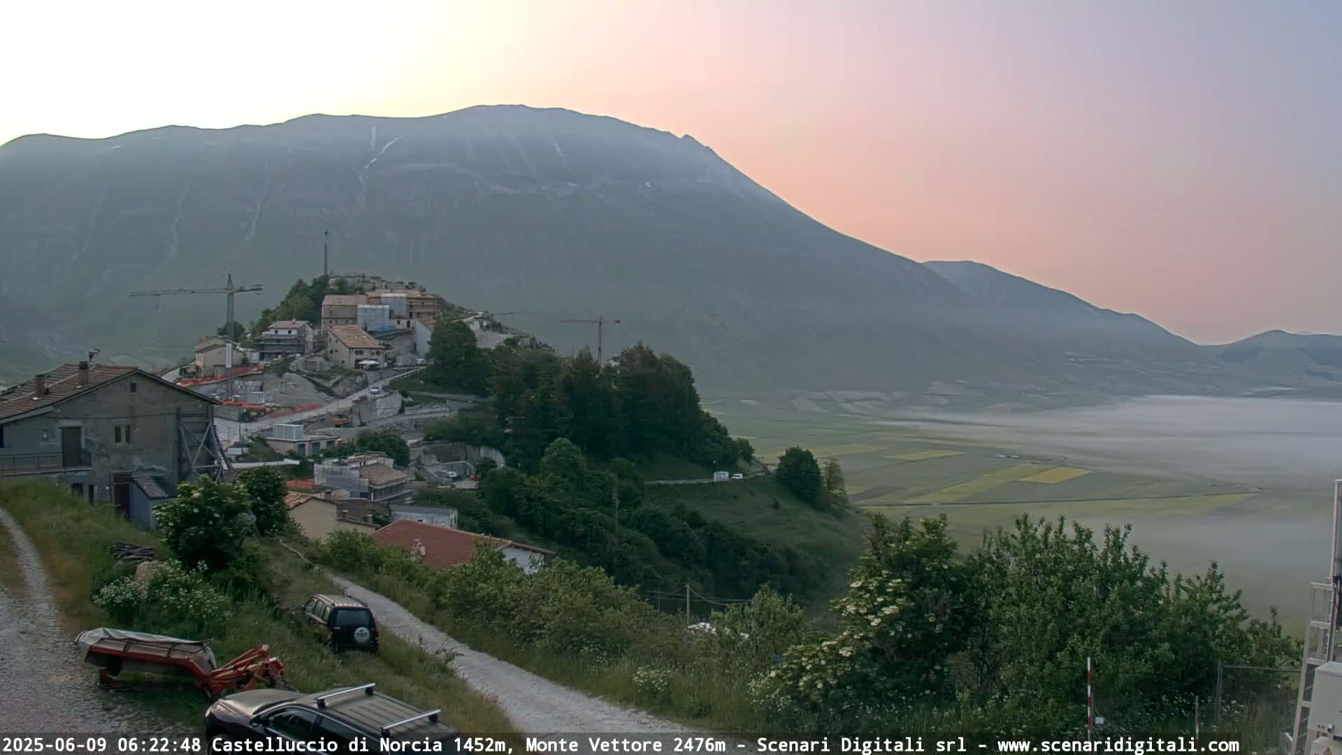 Castelluccio City di Norcia & Monte Vettoretto Mount Panaromic Live Cam - Perugia, Umbria, Italy