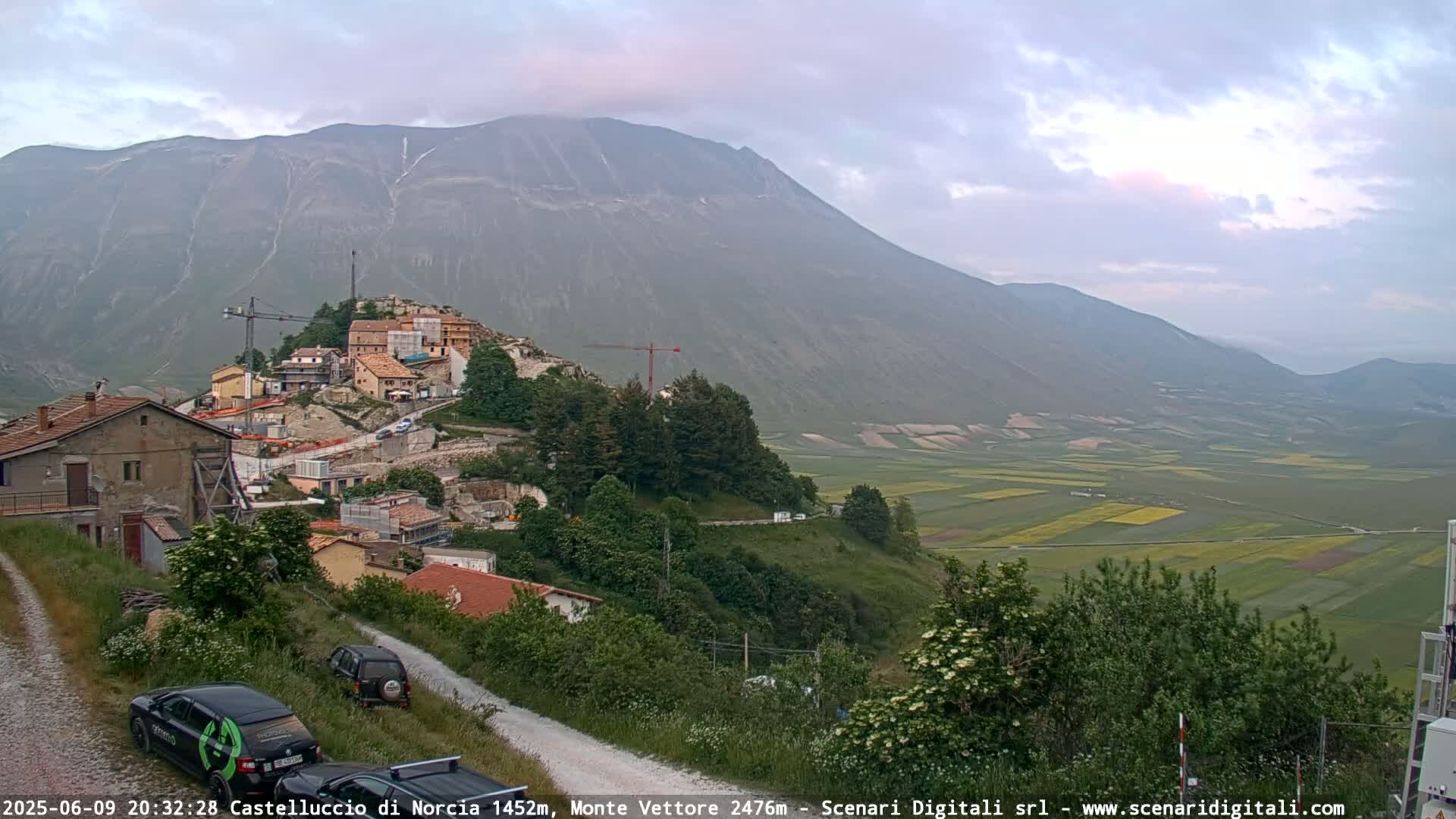 Castelluccio City di Norcia & Monte Vettoretto Mount Panaromic Live Cam - Perugia, Umbria, Italy