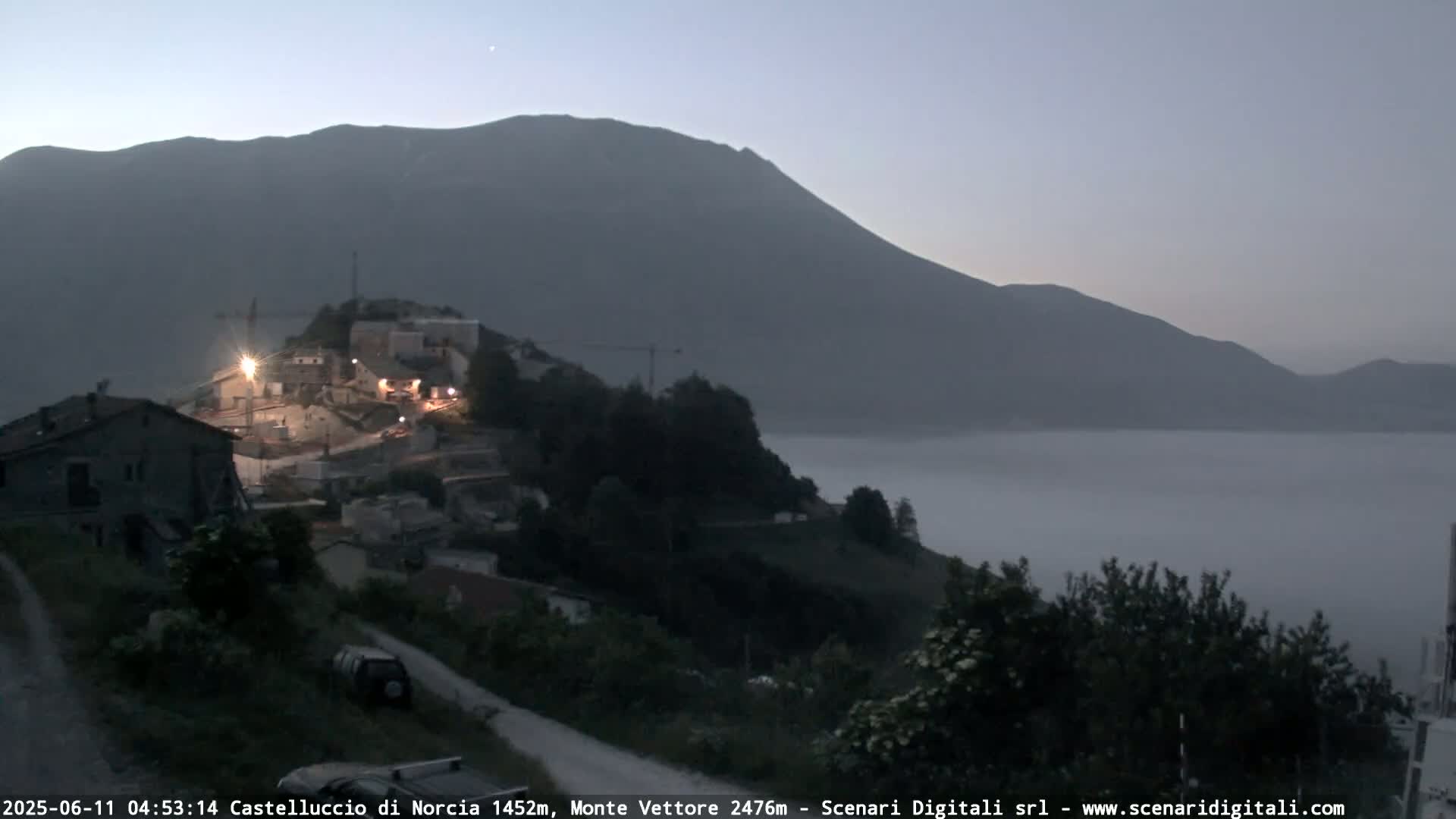 Castelluccio City di Norcia & Monte Vettoretto Mount Panaromic Live Cam - Perugia, Umbria, Italy