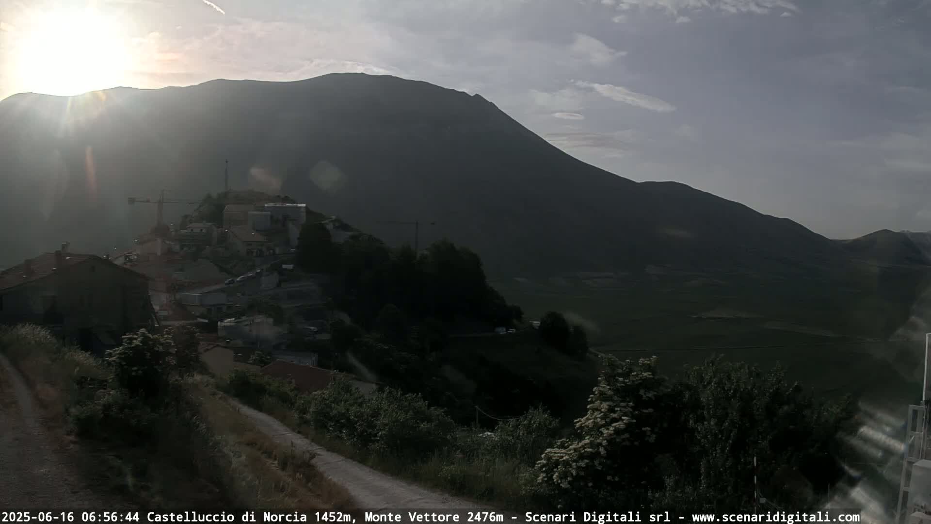 Castelluccio City di Norcia & Monte Vettoretto Mount Panaromic Live Cam - Perugia, Umbria, Italy