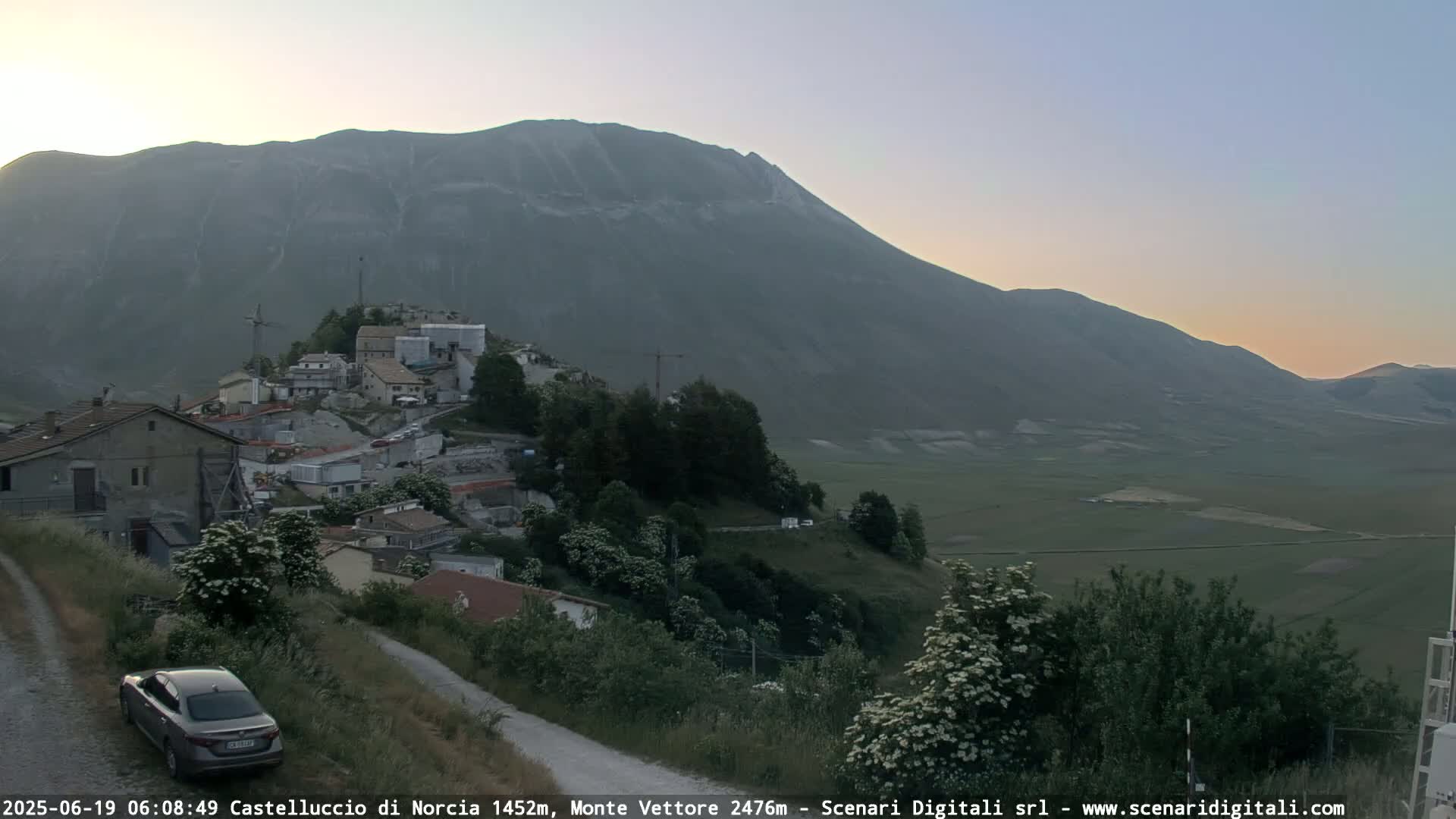 Castelluccio City di Norcia & Monte Vettoretto Mount Panaromic Live Cam - Perugia, Umbria, Italy