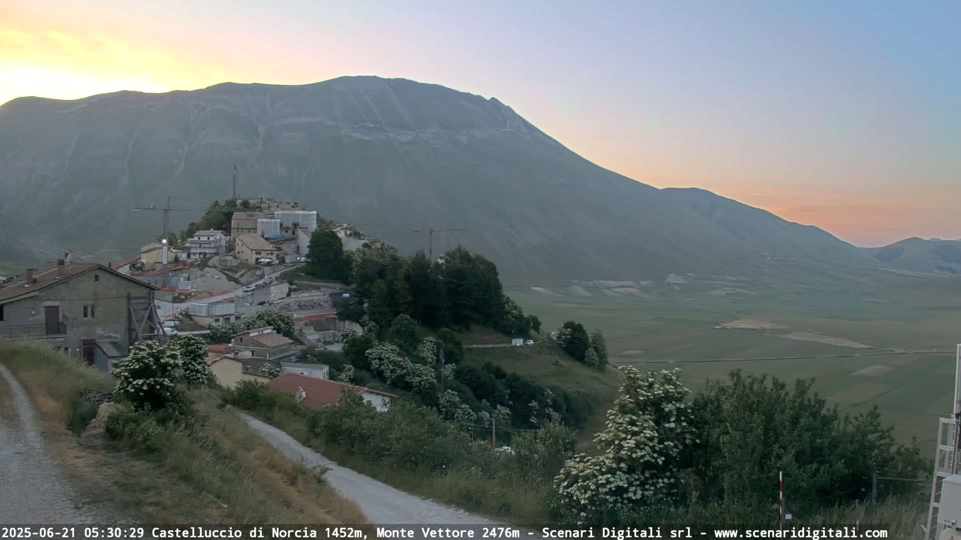 Castelluccio City di Norcia & Monte Vettoretto Mount Panaromic Live Cam - Perugia, Umbria, Italy