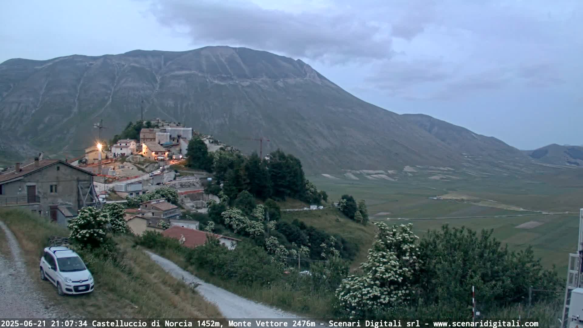 Castelluccio City di Norcia & Monte Vettoretto Mount Panaromic Live Cam - Perugia, Umbria, Italy