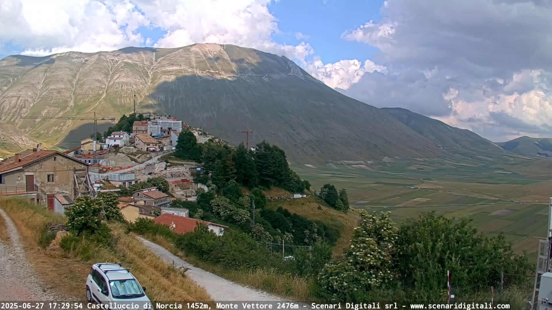 Castelluccio City di Norcia & Monte Vettoretto Mount Panaromic Live Cam - Perugia, Umbria, Italy