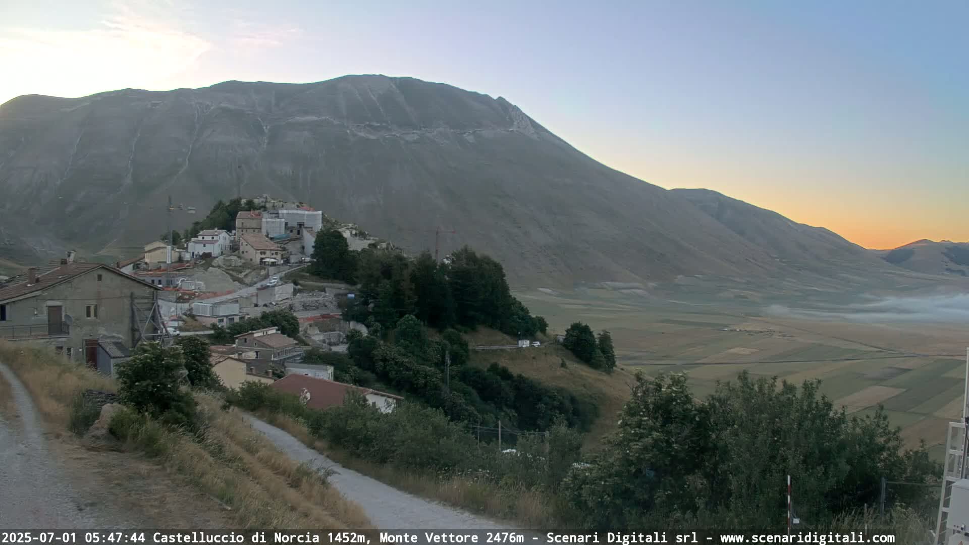 Castelluccio City di Norcia & Monte Vettoretto Mount Panaromic Live Cam - Perugia, Umbria, Italy