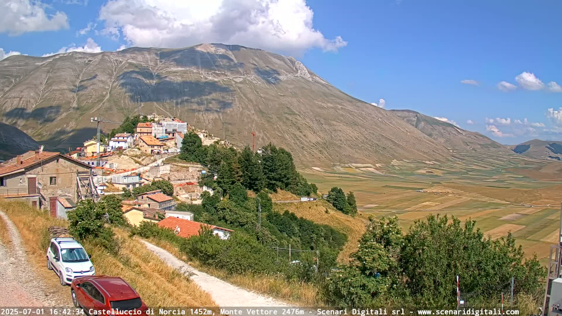 Castelluccio City di Norcia & Monte Vettoretto Mount Panaromic Live Cam - Perugia, Umbria, Italy