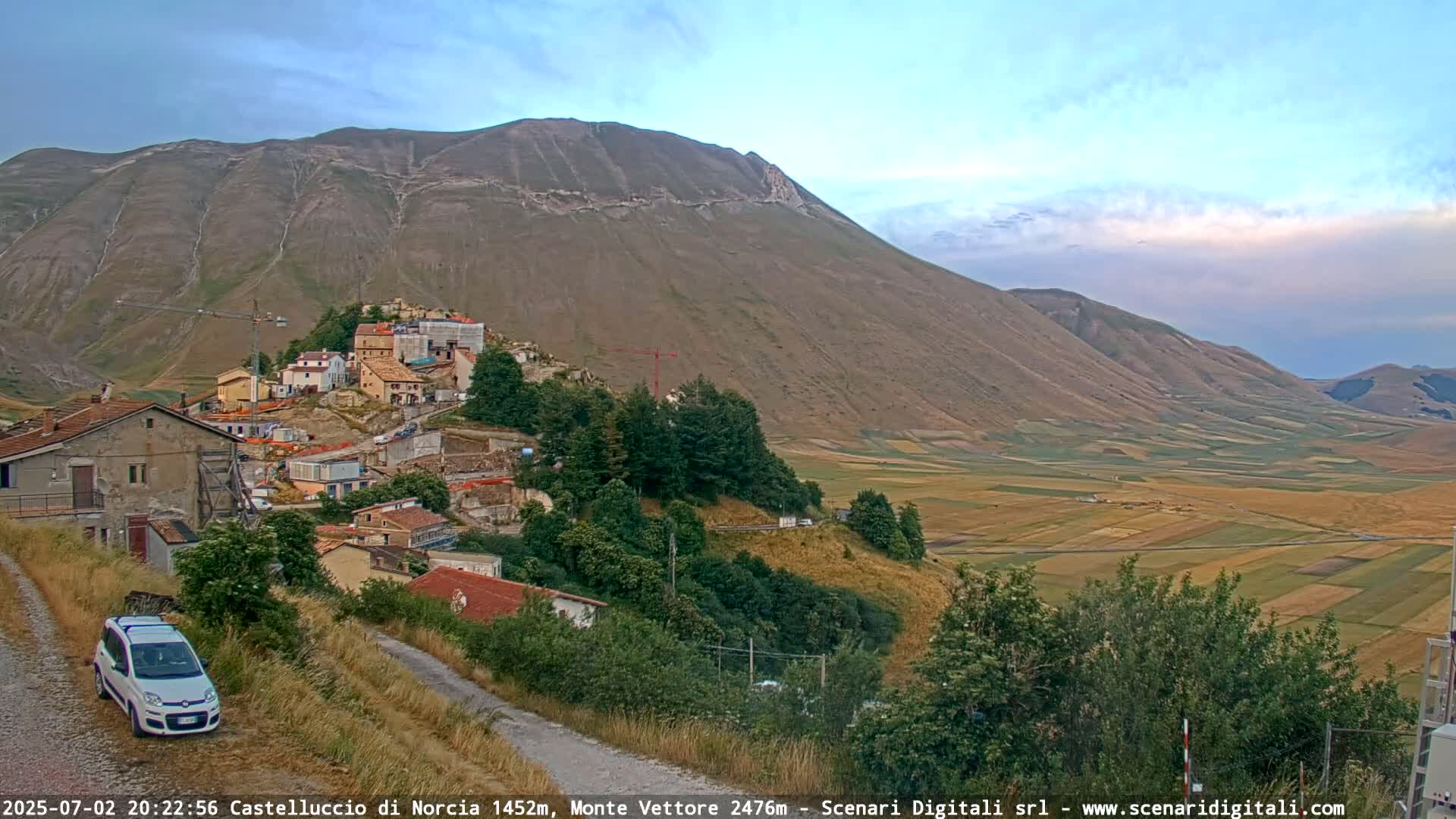 Castelluccio City di Norcia & Monte Vettoretto Mount Panaromic Live Cam - Perugia, Umbria, Italy