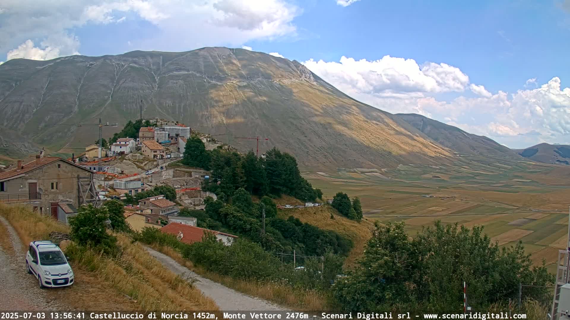 Castelluccio City di Norcia & Monte Vettoretto Mount Panaromic Live Cam - Perugia, Umbria, Italy