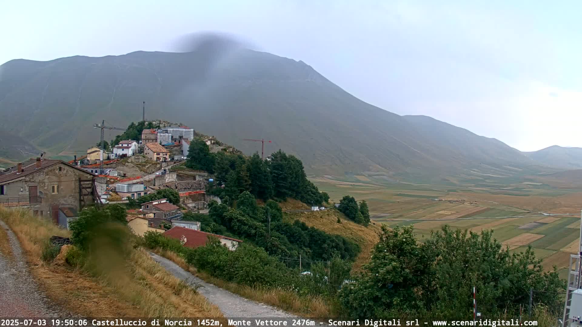 Castelluccio City di Norcia & Monte Vettoretto Mount Panaromic Live Cam - Perugia, Umbria, Italy