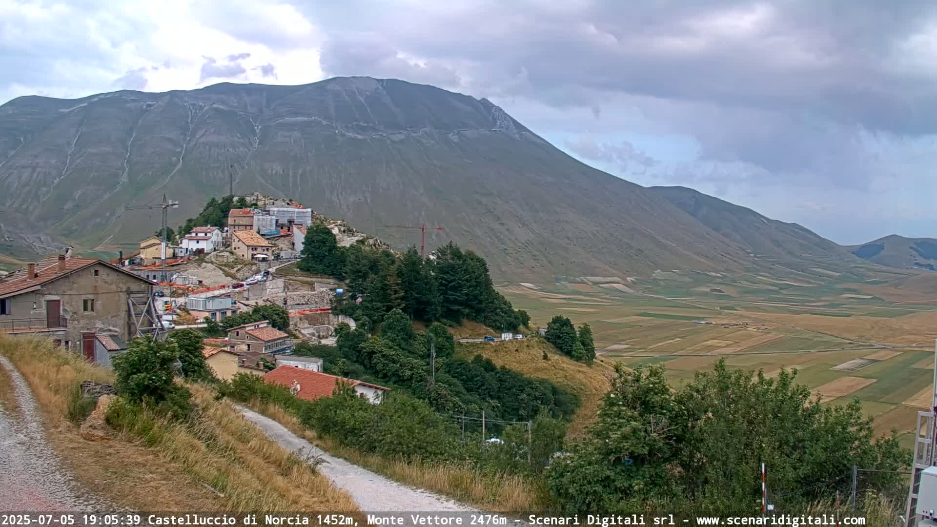 Castelluccio City di Norcia & Monte Vettoretto Mount Panaromic Live Cam - Perugia, Umbria, Italy