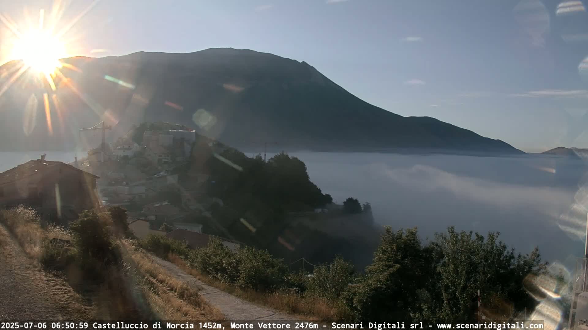 Castelluccio City di Norcia & Monte Vettoretto Mount Panaromic Live Cam - Perugia, Umbria, Italy