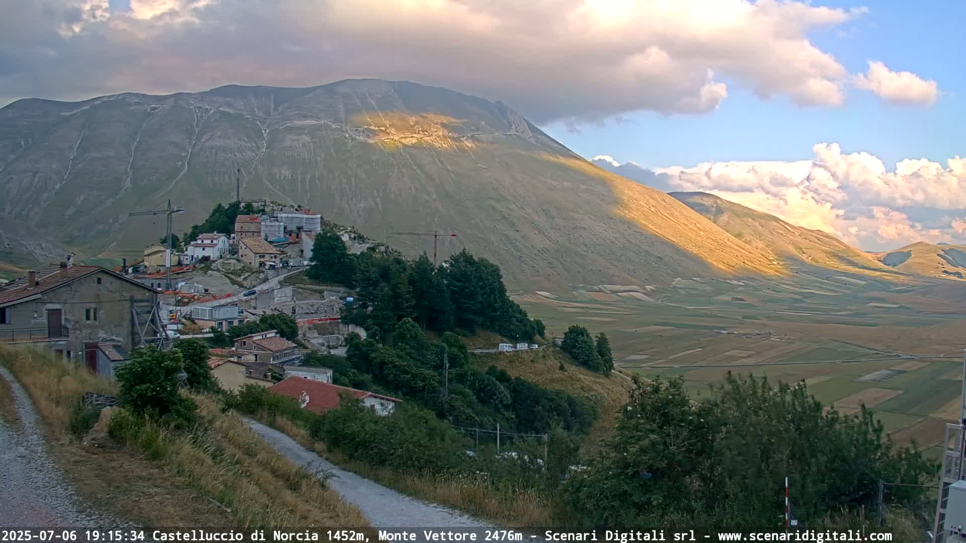 Castelluccio City di Norcia & Monte Vettoretto Mount Panaromic Live Cam - Perugia, Umbria, Italy