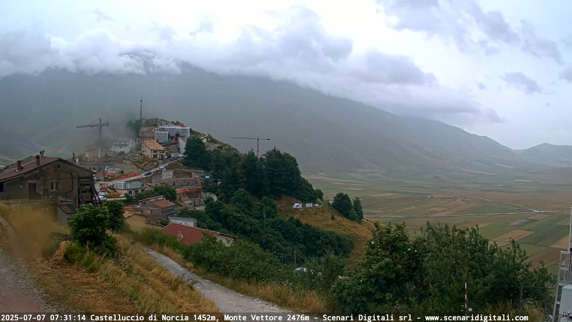 Castelluccio City di Norcia & Monte Vettoretto Mount Panaromic Live Cam - Perugia, Umbria, Italy