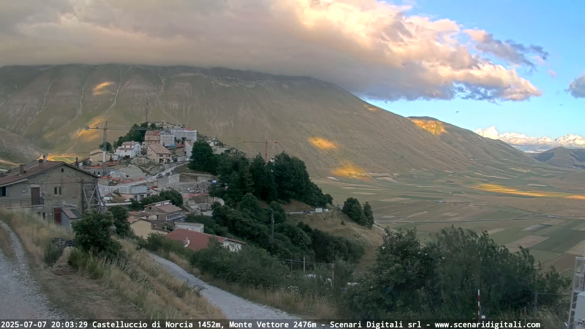 Castelluccio City di Norcia & Monte Vettoretto Mount Panaromic Live Cam - Perugia, Umbria, Italy