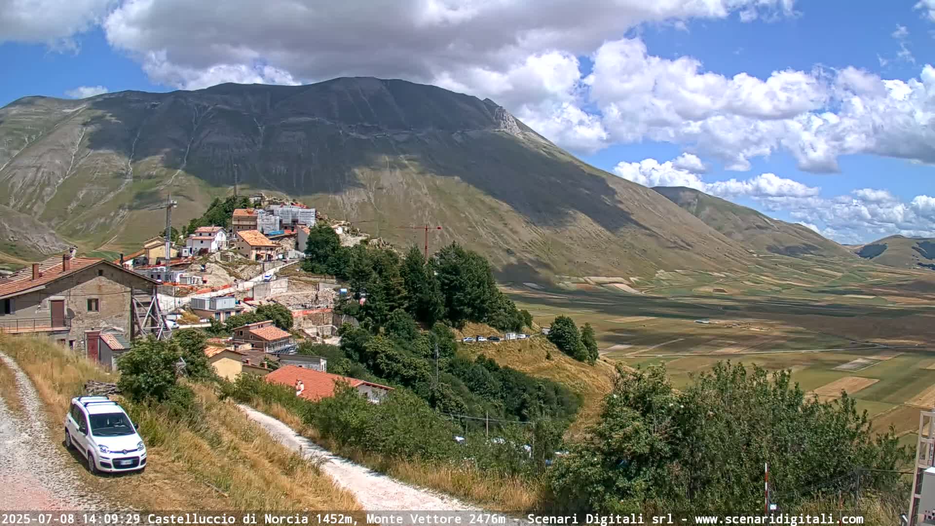 Castelluccio City di Norcia & Monte Vettoretto Mount Panaromic Live Cam - Perugia, Umbria, Italy