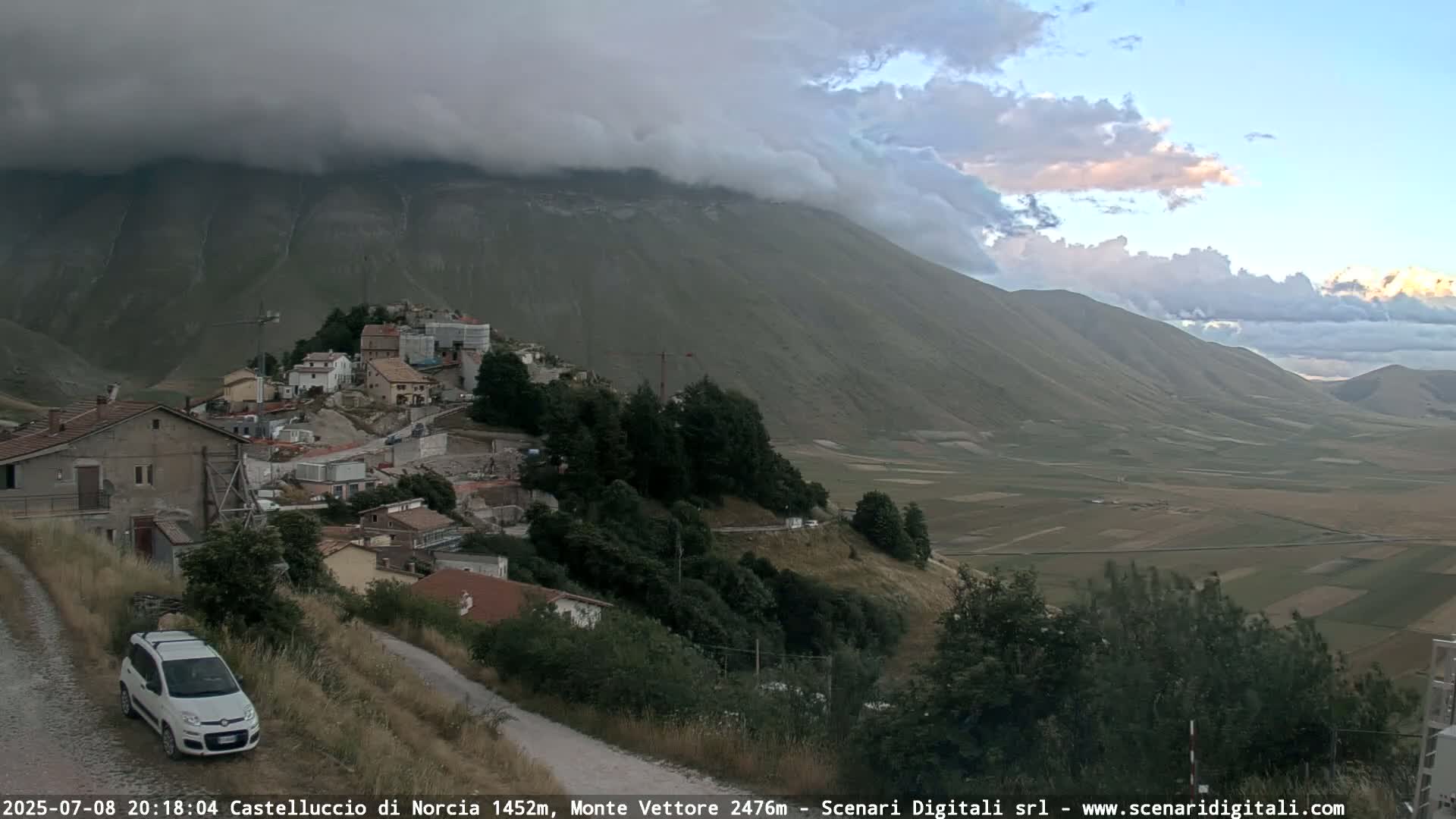 Castelluccio City di Norcia & Monte Vettoretto Mount Panaromic Live Cam - Perugia, Umbria, Italy