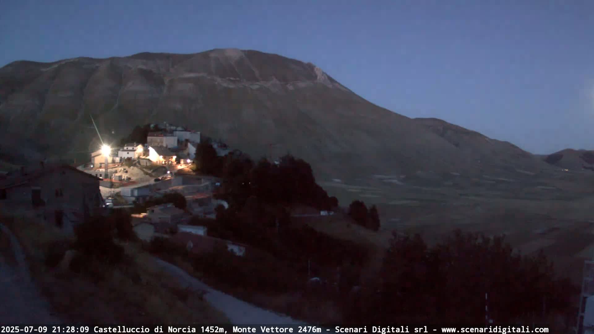 Castelluccio City di Norcia & Monte Vettoretto Mount Panaromic Live Cam - Perugia, Umbria, Italy