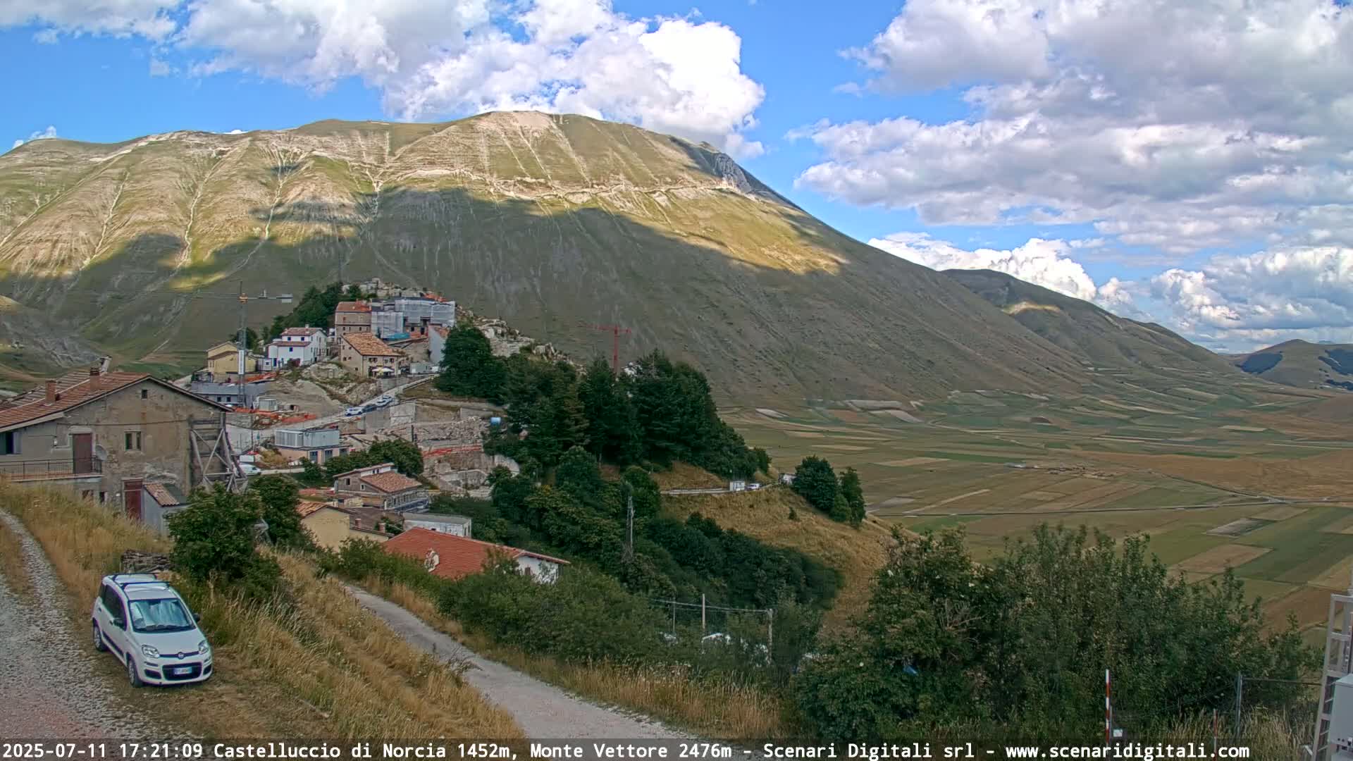Castelluccio City di Norcia & Monte Vettoretto Mount Panaromic Live Cam - Perugia, Umbria, Italy