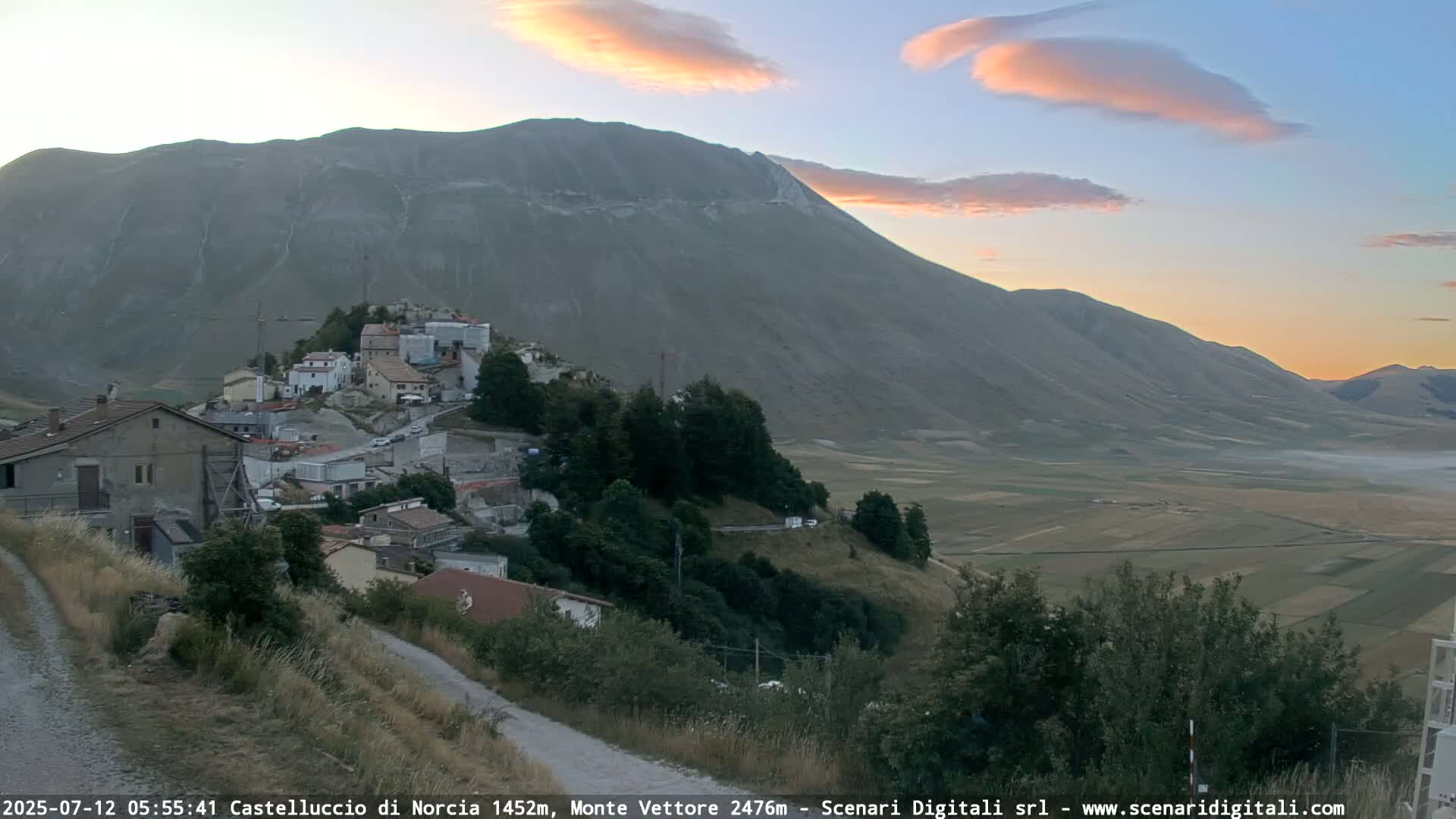 Castelluccio City di Norcia & Monte Vettoretto Mount Panaromic Live Cam - Perugia, Umbria, Italy