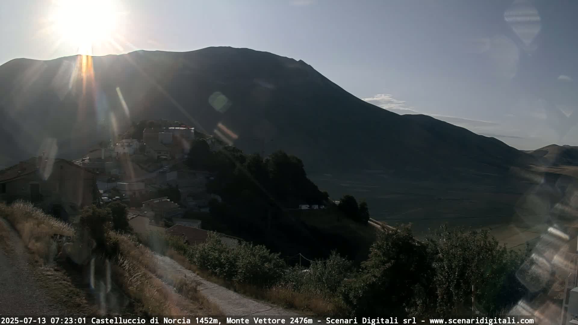 Castelluccio City di Norcia & Monte Vettoretto Mount Panaromic Live Cam - Perugia, Umbria, Italy