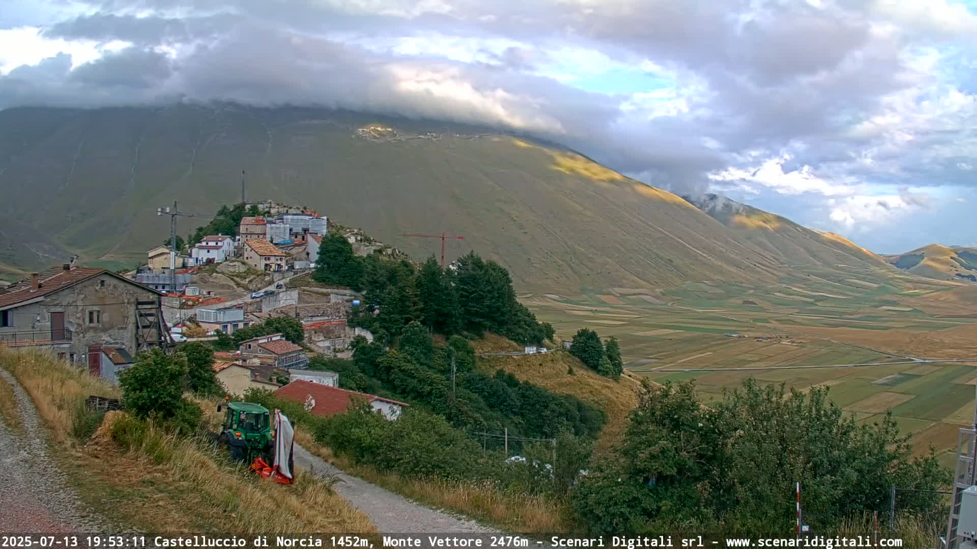 Castelluccio City di Norcia & Monte Vettoretto Mount Panaromic Live Cam - Perugia, Umbria, Italy