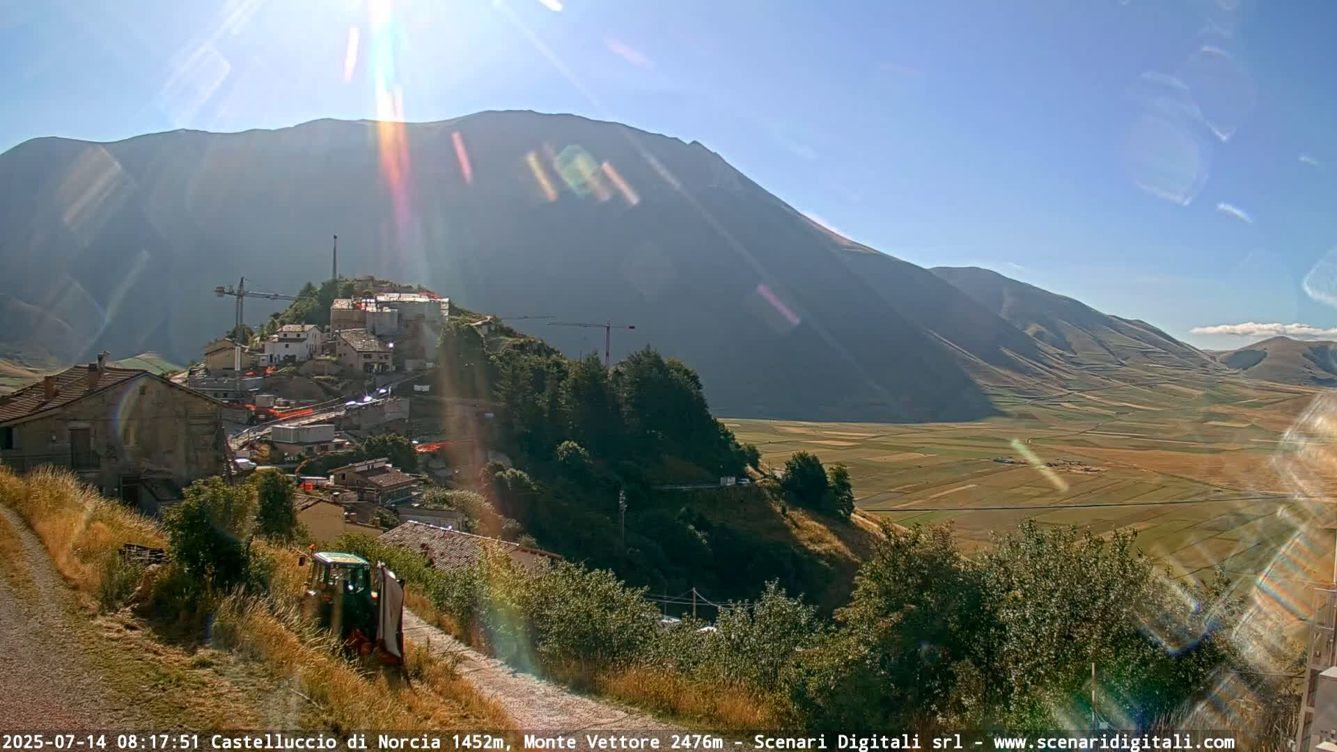 Castelluccio City di Norcia & Monte Vettoretto Mount Panaromic Live Cam - Perugia, Umbria, Italy