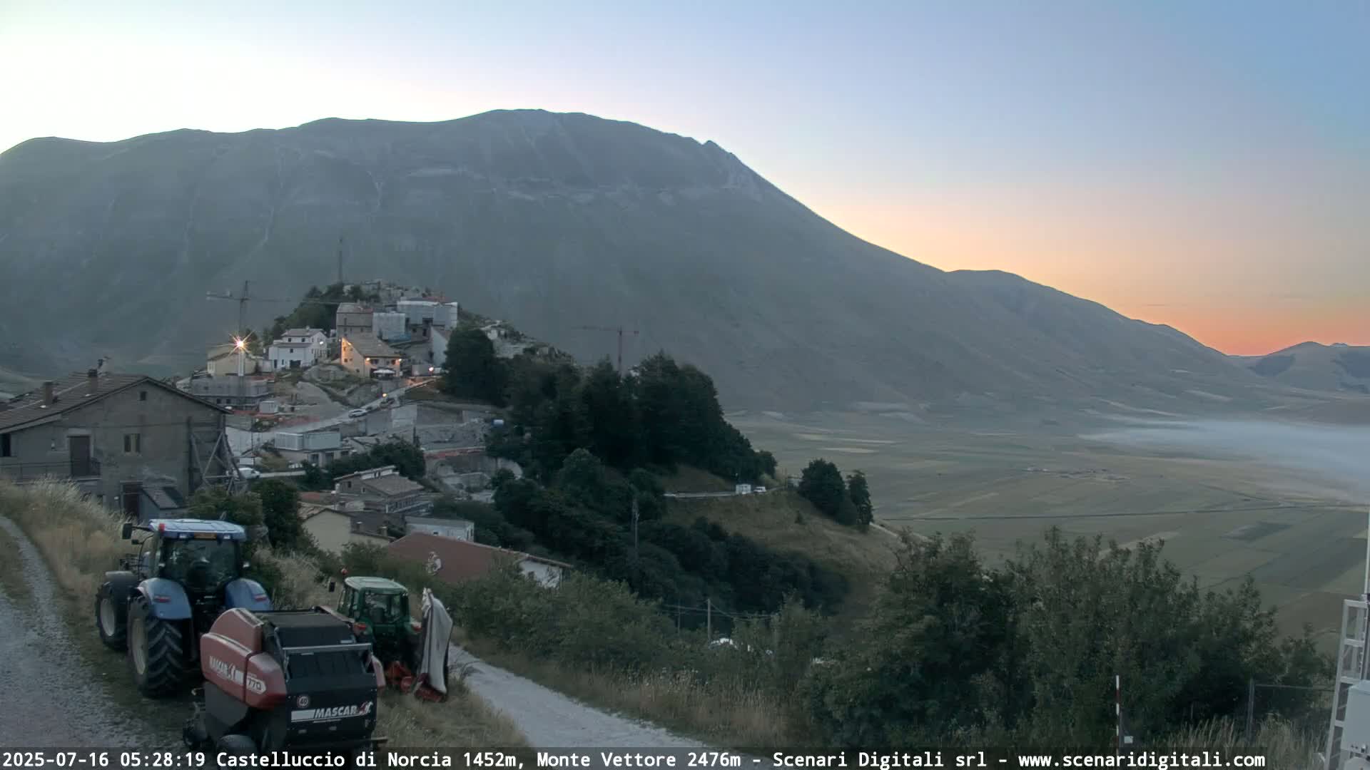 Castelluccio City di Norcia & Monte Vettoretto Mount Panaromic Live Cam - Perugia, Umbria, Italy