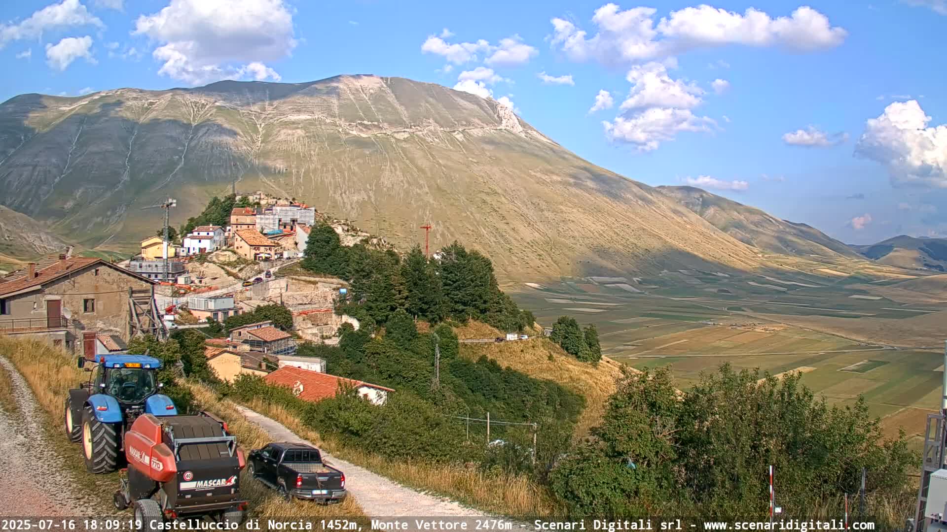 Castelluccio City di Norcia & Monte Vettoretto Mount Panaromic Live Cam - Perugia, Umbria, Italy