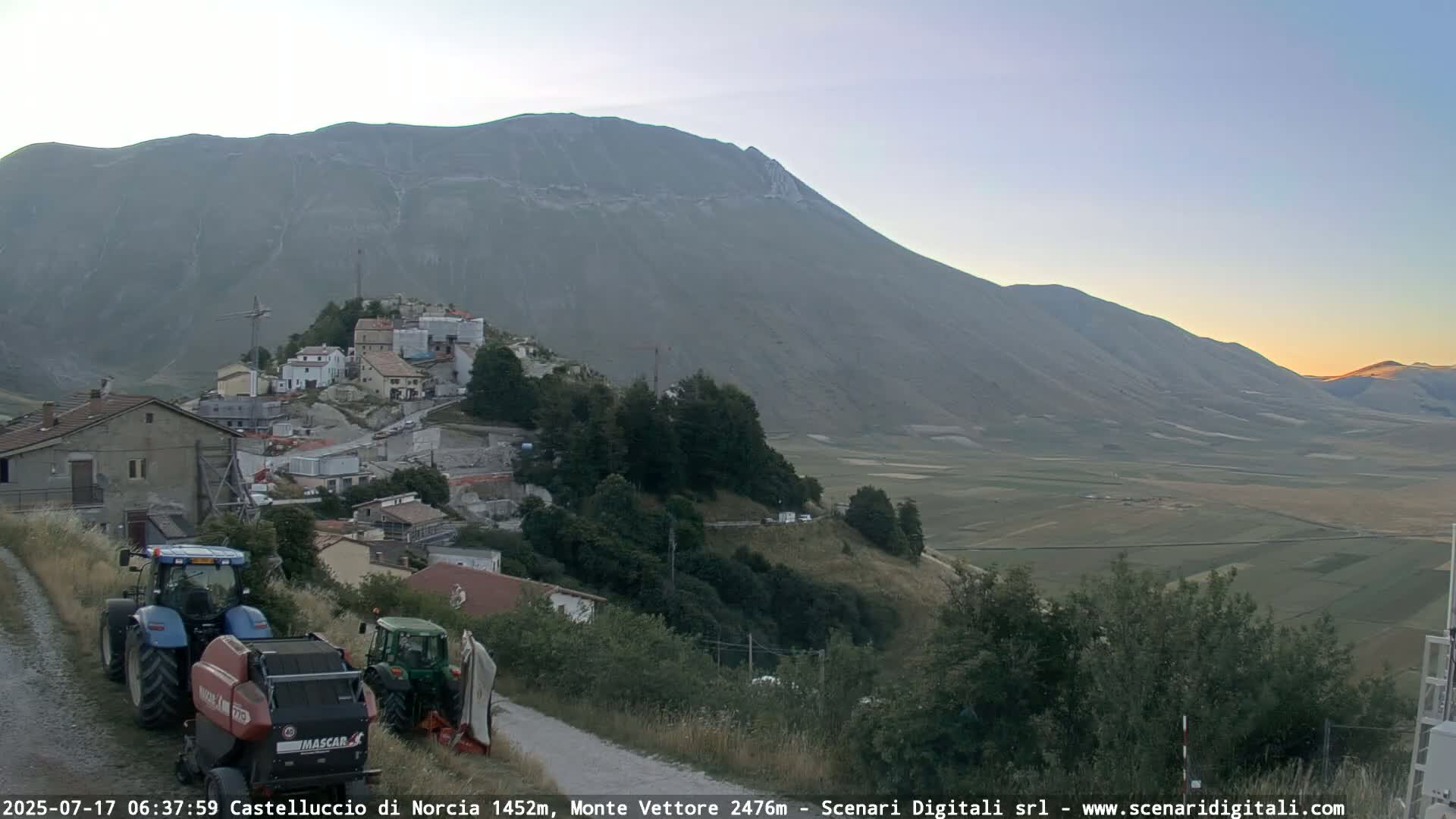 Castelluccio City di Norcia & Monte Vettoretto Mount Panaromic Live Cam - Perugia, Umbria, Italy