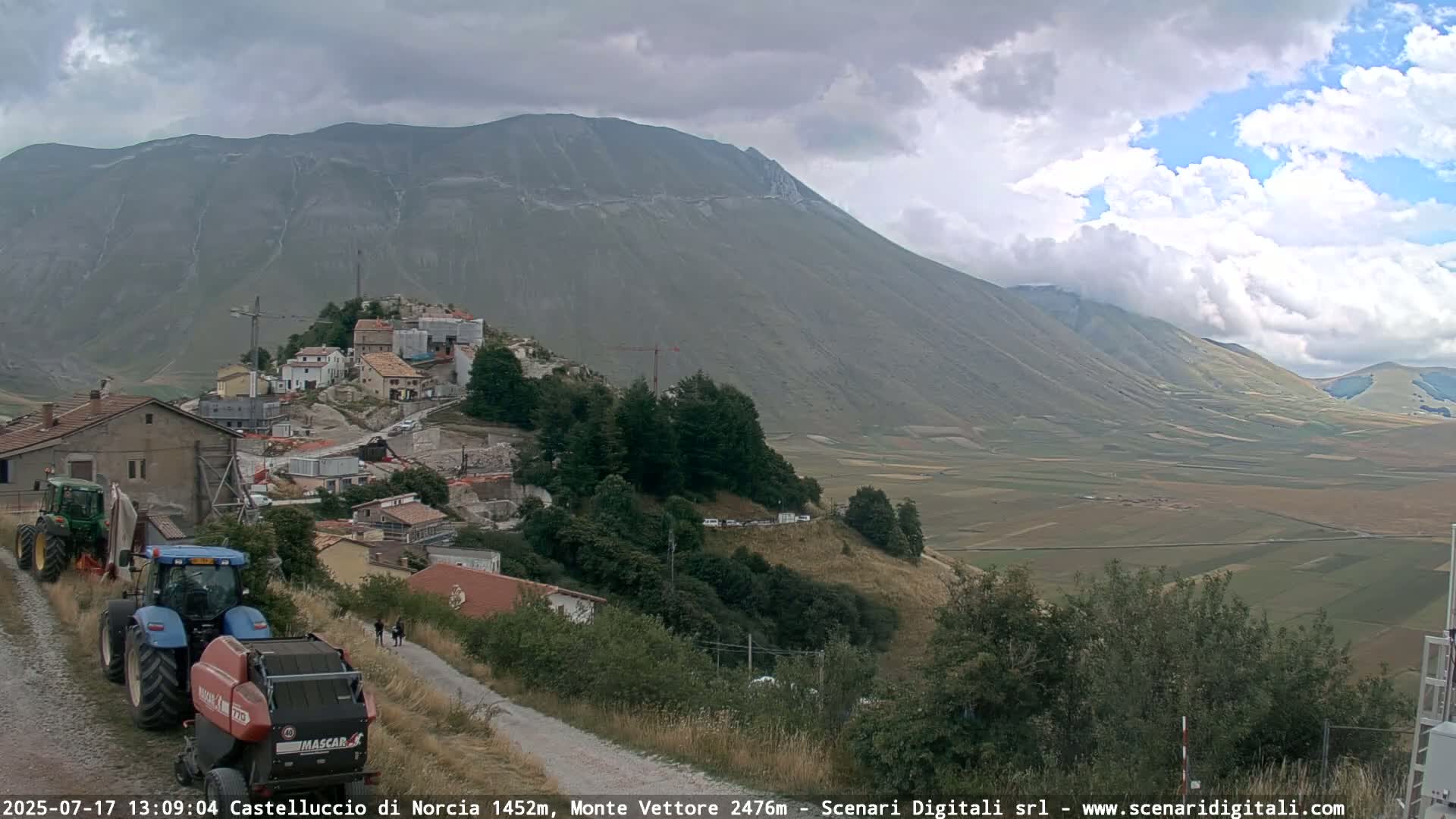 Castelluccio City di Norcia & Monte Vettoretto Mount Panaromic Live Cam - Perugia, Umbria, Italy