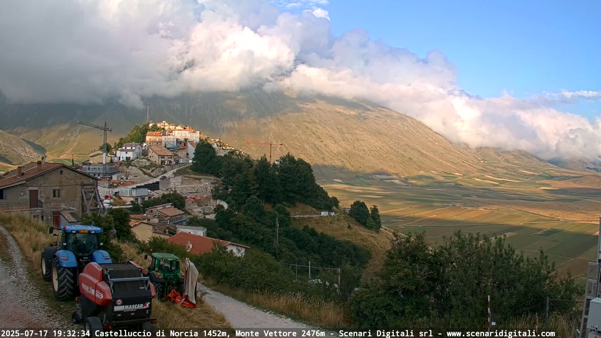 Castelluccio City di Norcia & Monte Vettoretto Mount Panaromic Live Cam - Perugia, Umbria, Italy