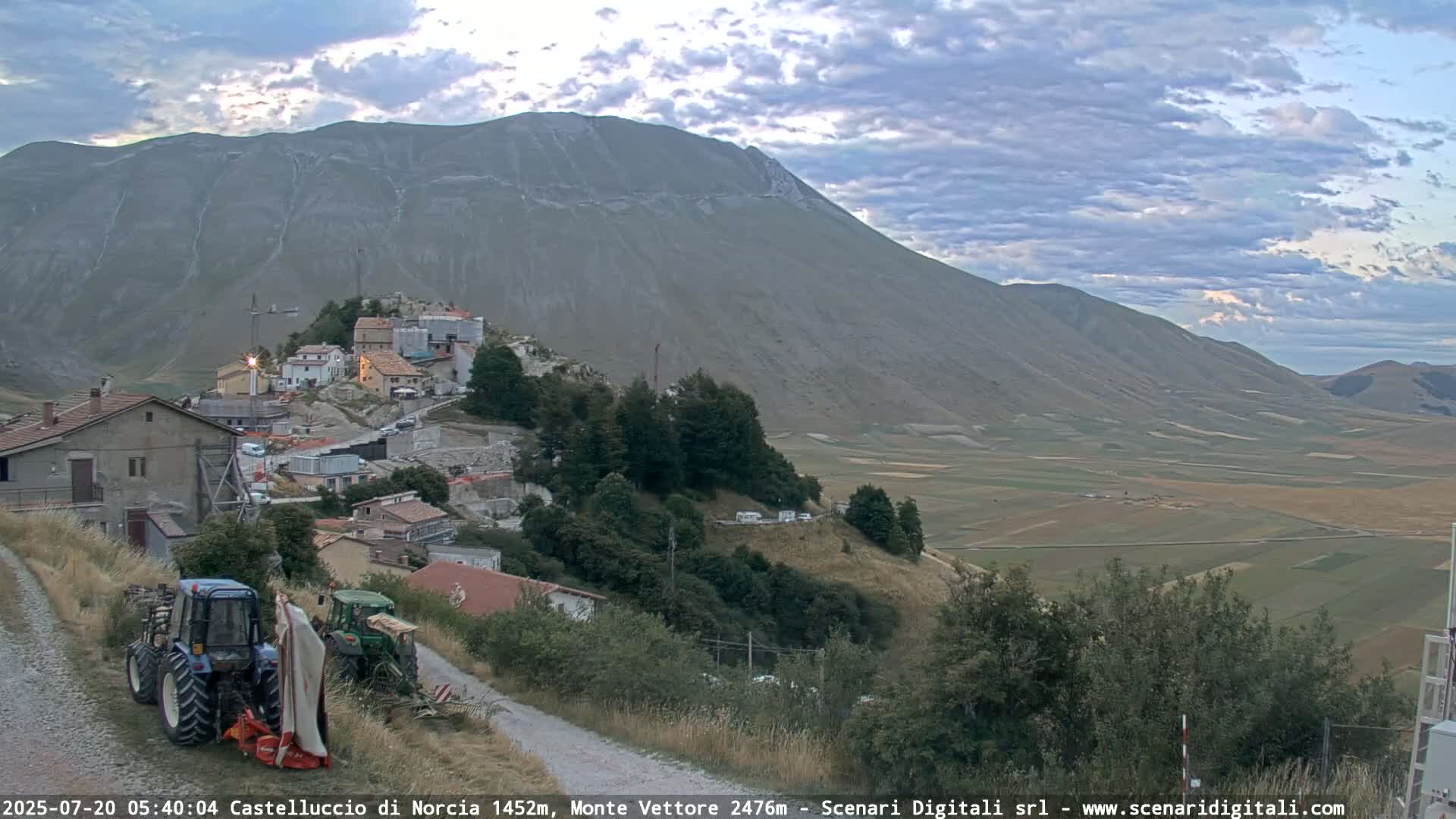 Castelluccio City di Norcia & Monte Vettoretto Mount Panaromic Live Cam - Perugia, Umbria, Italy