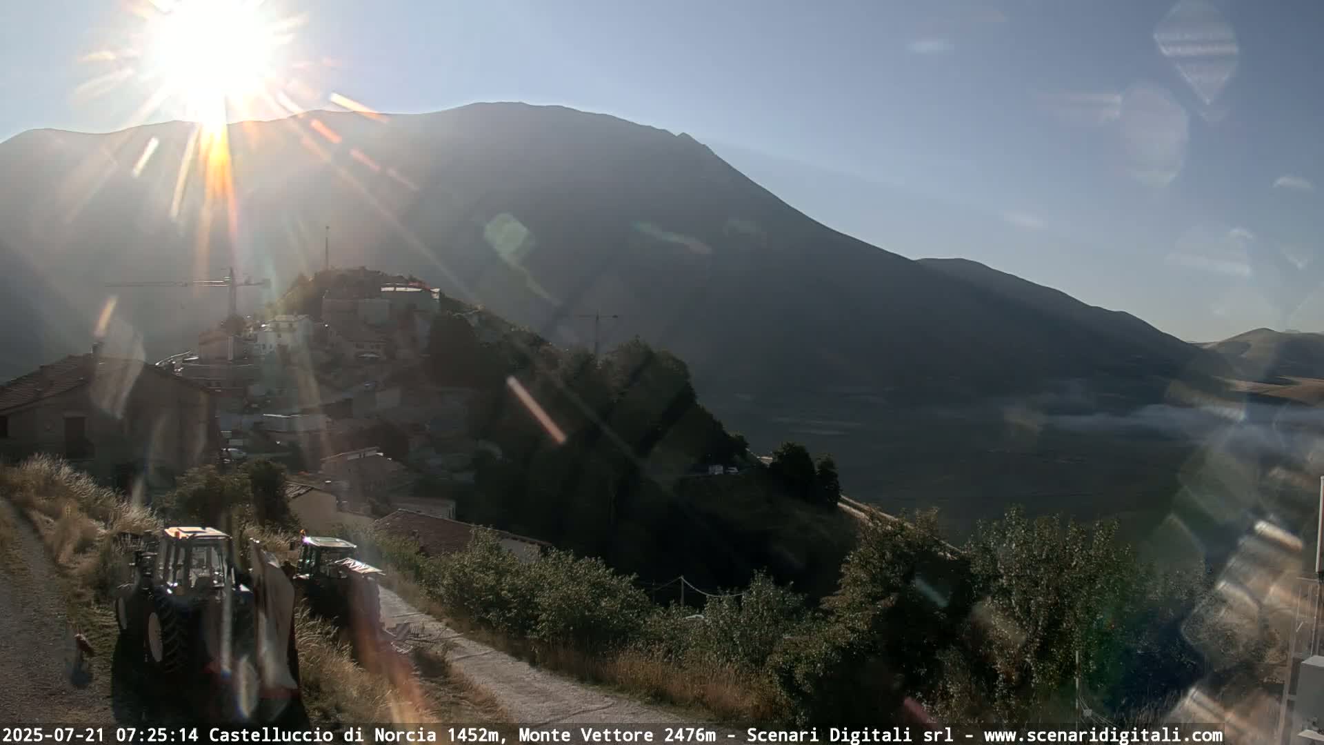 Castelluccio City di Norcia & Monte Vettoretto Mount Panaromic Live Cam - Perugia, Umbria, Italy
