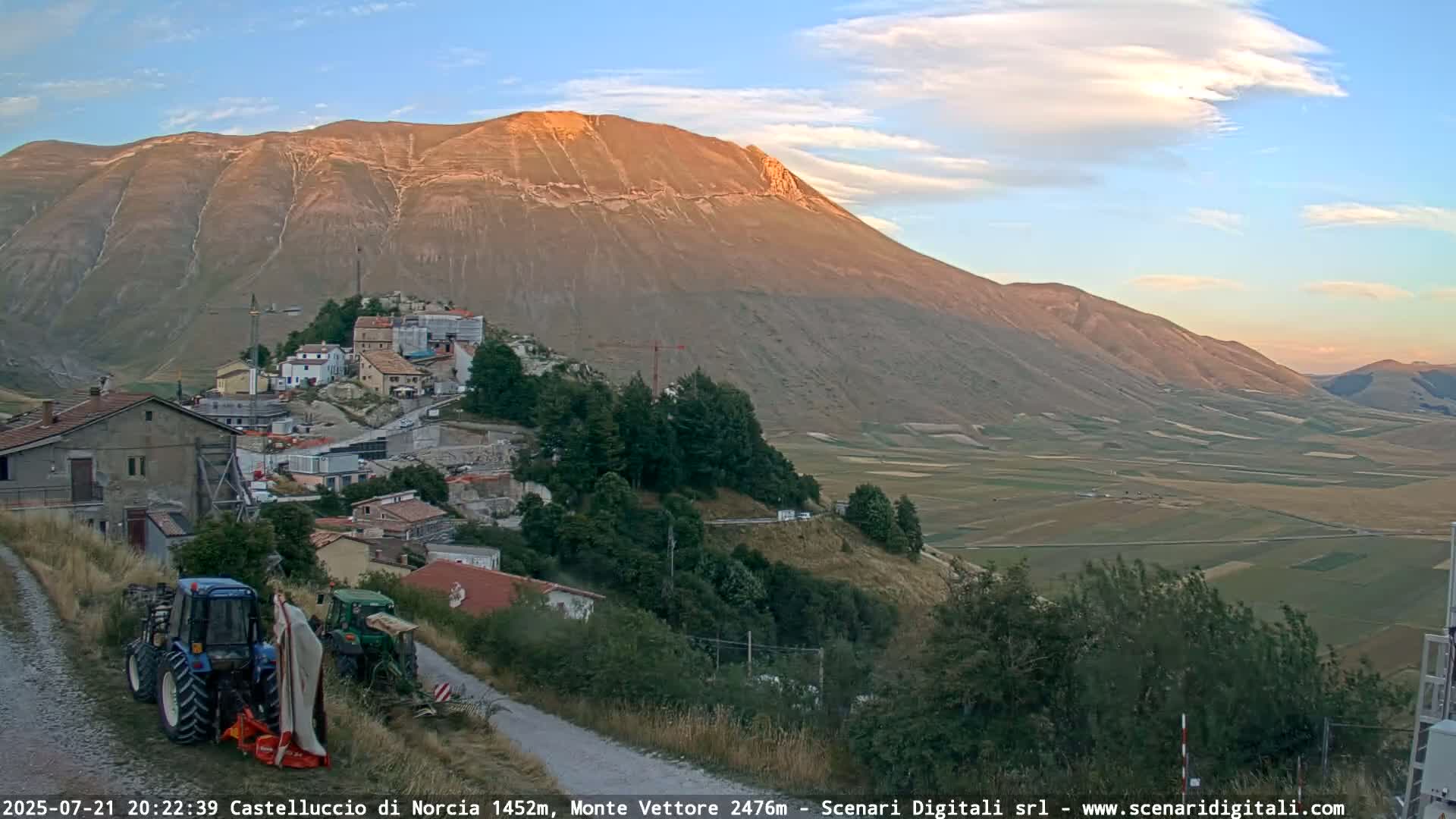 Castelluccio City di Norcia & Monte Vettoretto Mount Panaromic Live Cam - Perugia, Umbria, Italy