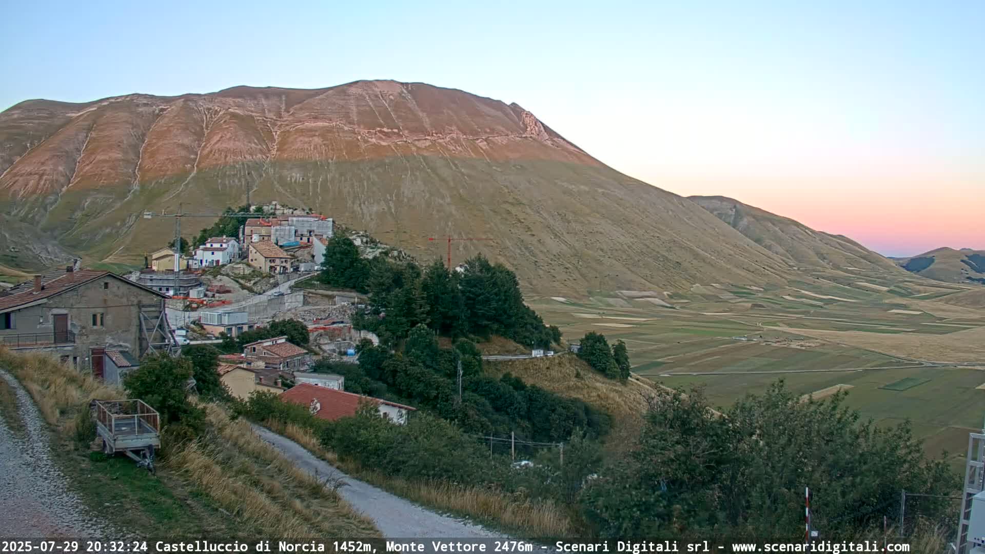 Castelluccio City di Norcia & Monte Vettoretto Mount Panaromic Live Cam - Perugia, Umbria, Italy