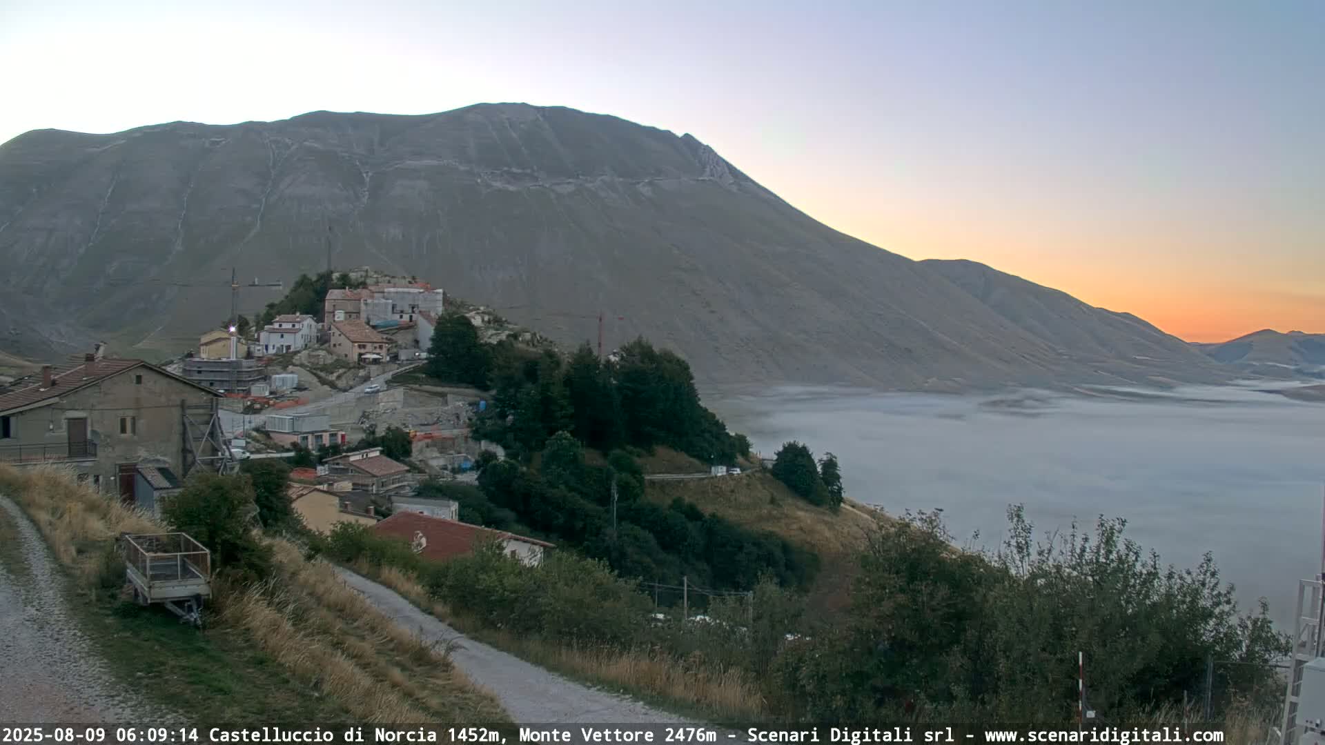 Castelluccio City di Norcia & Monte Vettoretto Mount Panaromic Live Cam - Perugia, Umbria, Italy