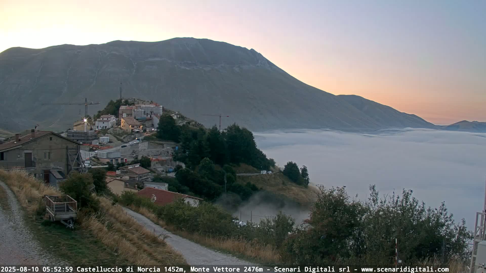Castelluccio City di Norcia & Monte Vettoretto Mount Panaromic Live Cam - Perugia, Umbria, Italy
