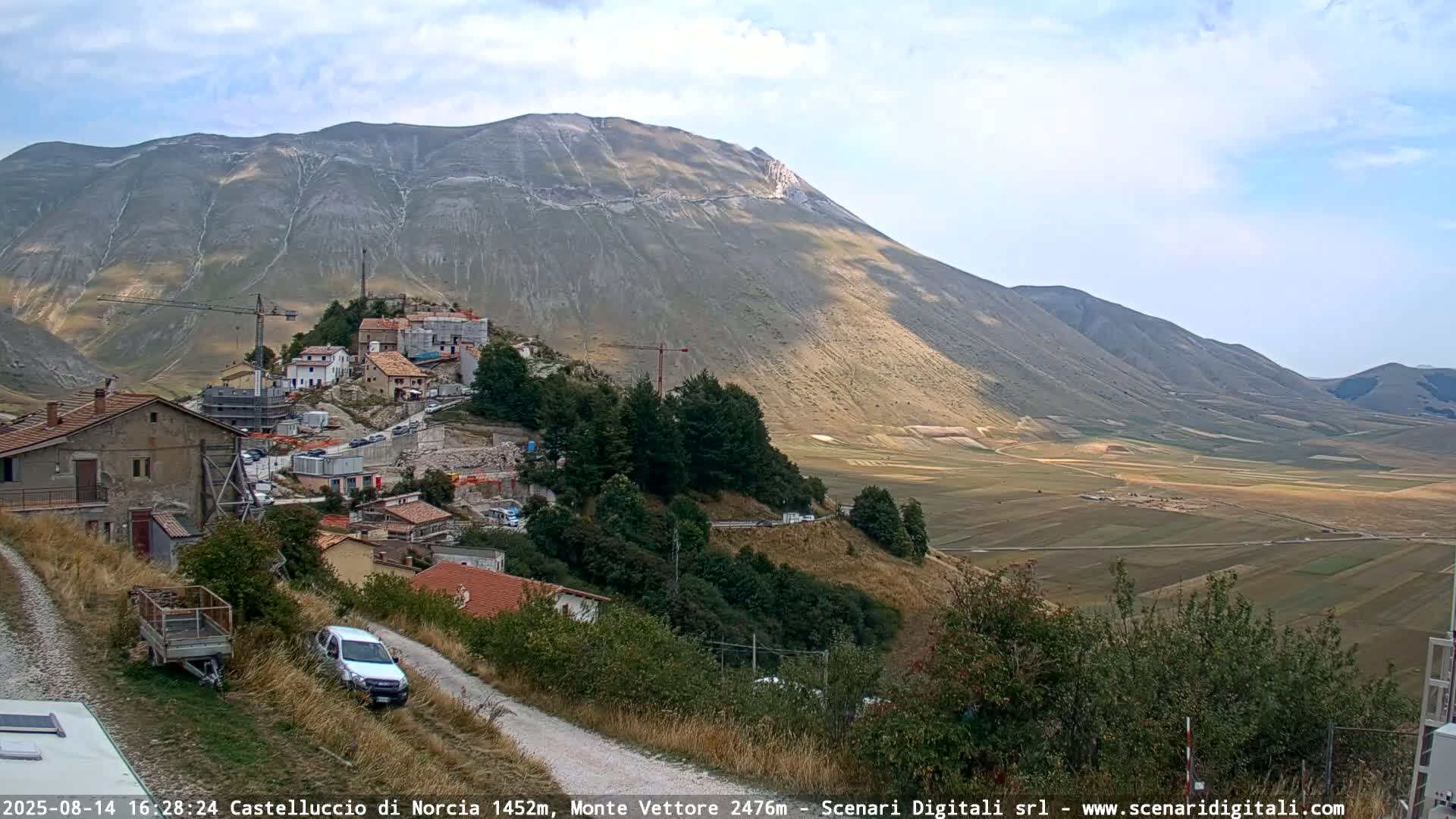 Castelluccio City di Norcia & Monte Vettoretto Mount Panaromic Live Cam - Perugia, Umbria, Italy