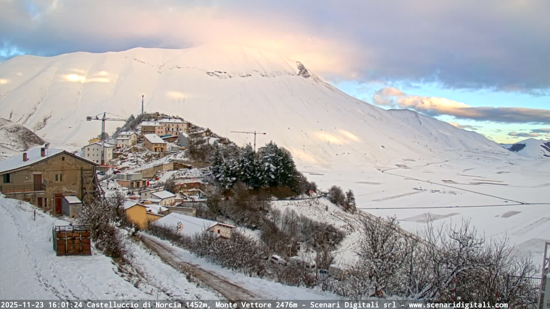 Castelluccio City di Norcia & Monte Vettoretto Mount Panaromic Live Cam - Perugia, Umbria, Italy