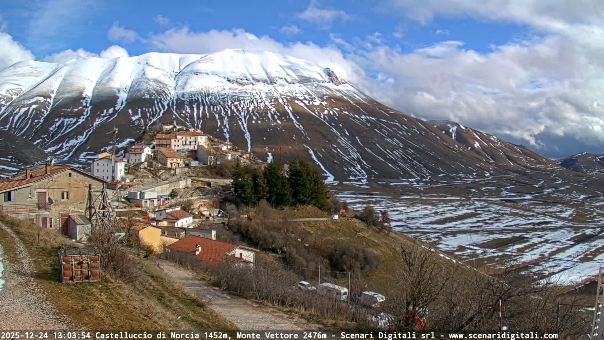Castelluccio City di Norcia & Monte Vettoretto Mount Panaromic Live Cam - Perugia, Umbria, Italy