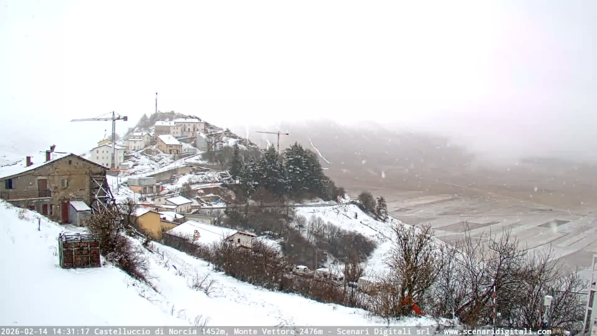 Castelluccio City di Norcia & Monte Vettoretto Mount Panaromic Live Cam - Perugia, Umbria, Italy