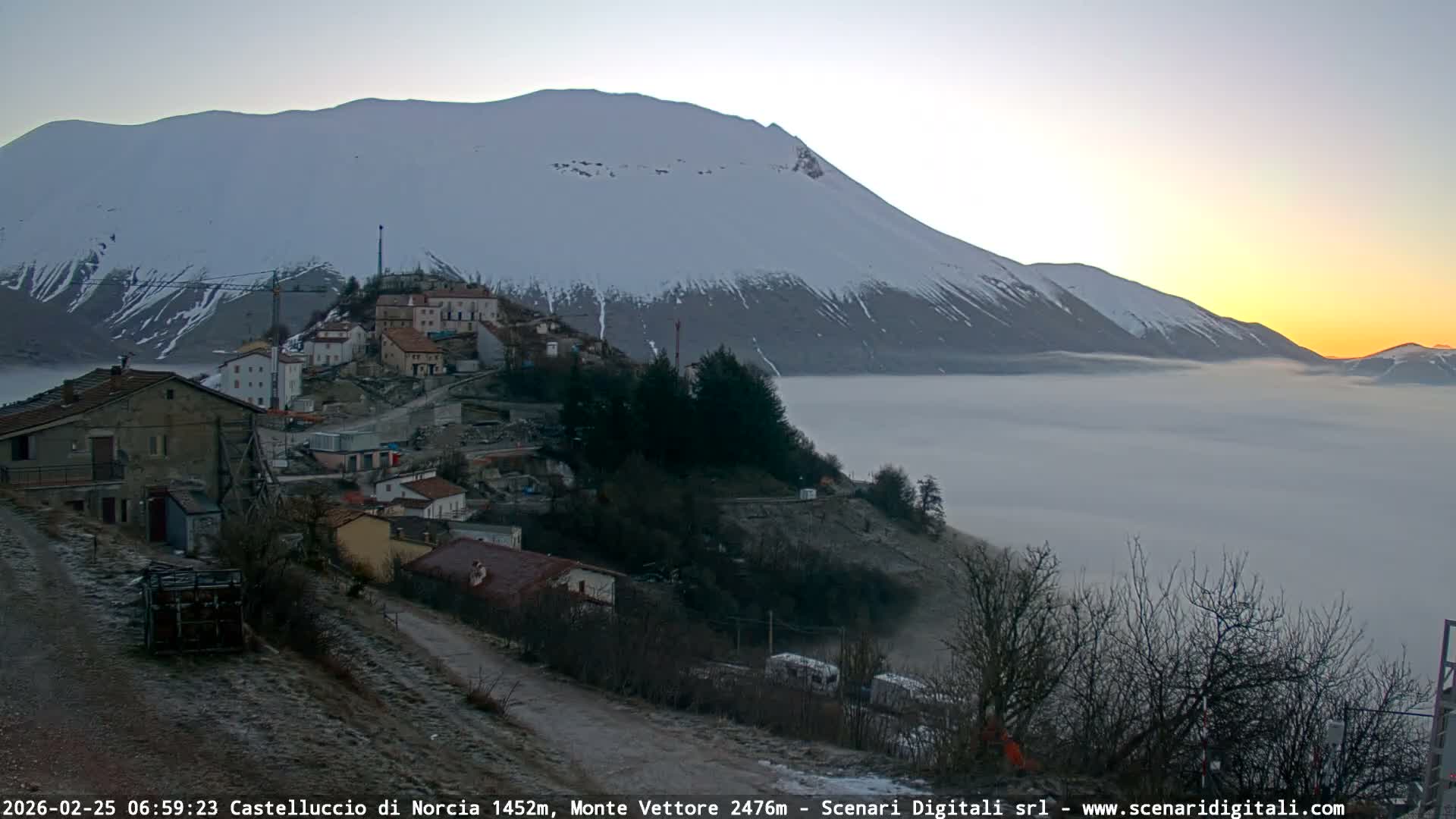 Castelluccio City di Norcia & Monte Vettoretto Mount Panaromic Live Cam - Perugia, Umbria, Italy