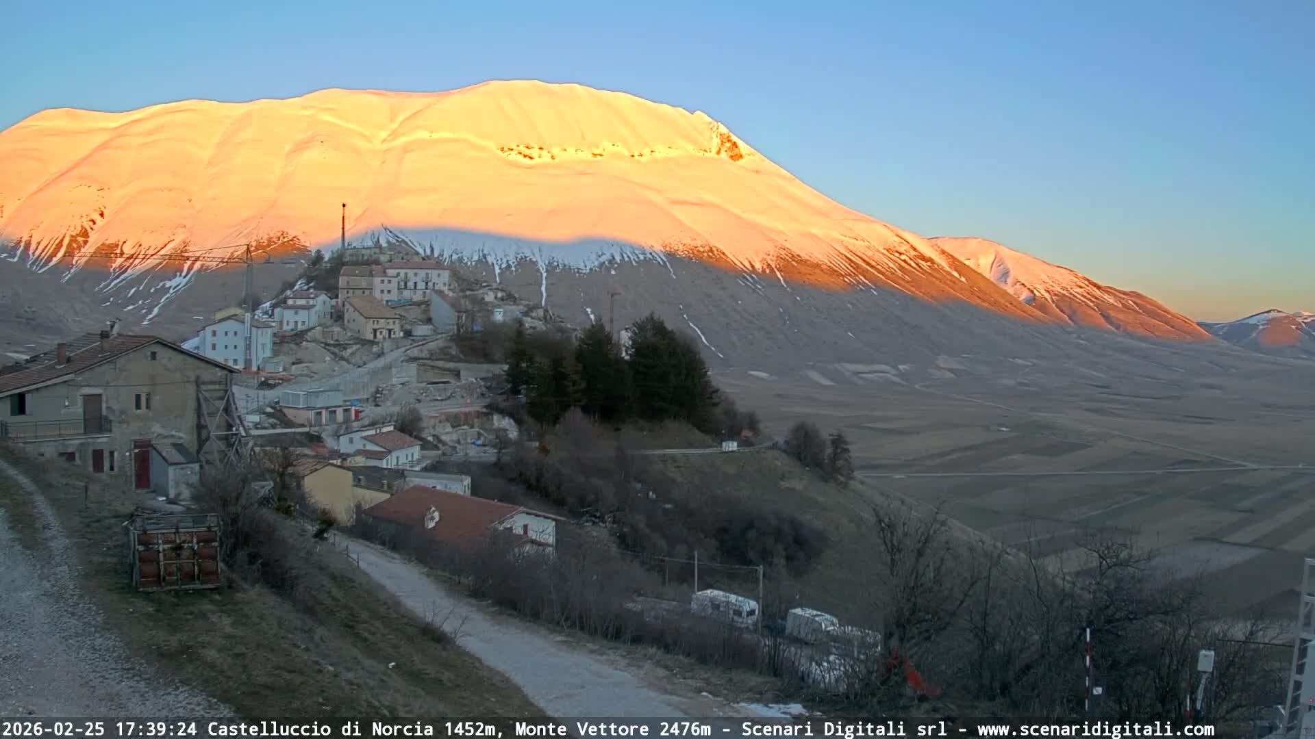 Castelluccio City di Norcia & Monte Vettoretto Mount Panaromic Live Cam - Perugia, Umbria, Italy