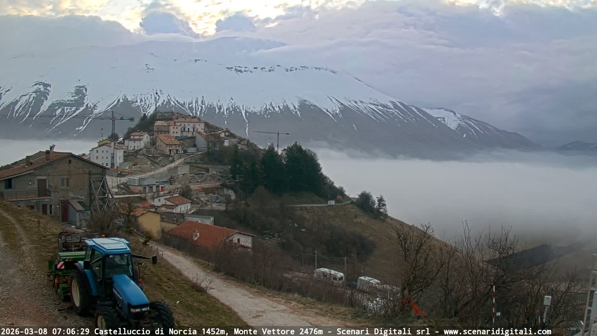 Castelluccio City di Norcia & Monte Vettoretto Mount Panaromic Live Cam - Perugia, Umbria, Italy