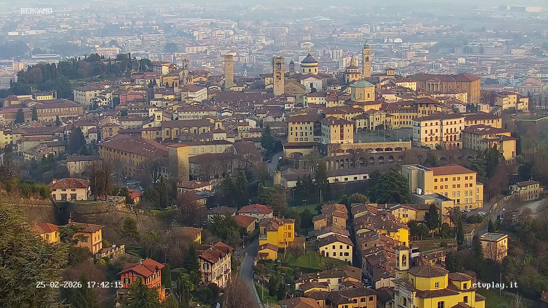 Bergamo City Skyline Live Cam - Bergamo,Lombardy, Italy